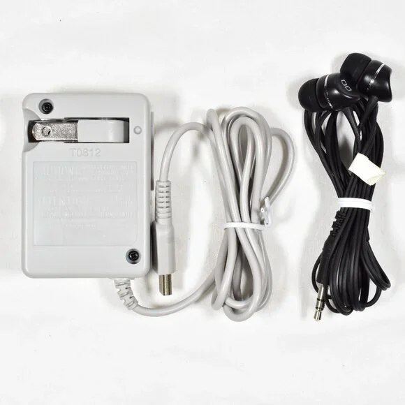 Nintendo DSi XL Handheld Video Game Console with Stylus Charger 3 Games Case - Picture 12 of 16